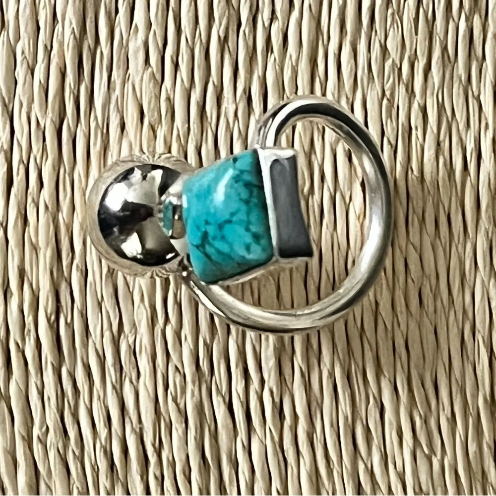 TURQUOISE & STERLING SILVER PRE-LOVED AUTHENTIC STYLE  DESIGN RING